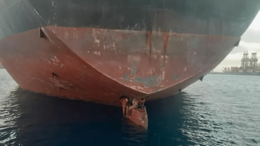 Foto viralizou ao mostrar imigrantes sentados na pá do leme de um navio após 11 dias de viagem - SALVAMENTO MARÍTIMO DE ESPAÑA