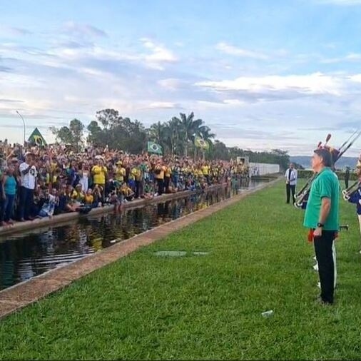 Bolsonaro aparece para apoiadores pelo 2&ordm; dia, mas fica em sil&ecirc;ncio