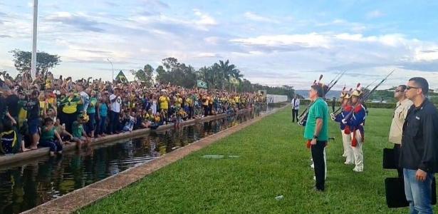 Bolsonaro fala a apoiadores no Palácio da Alvorada durante seu mandato