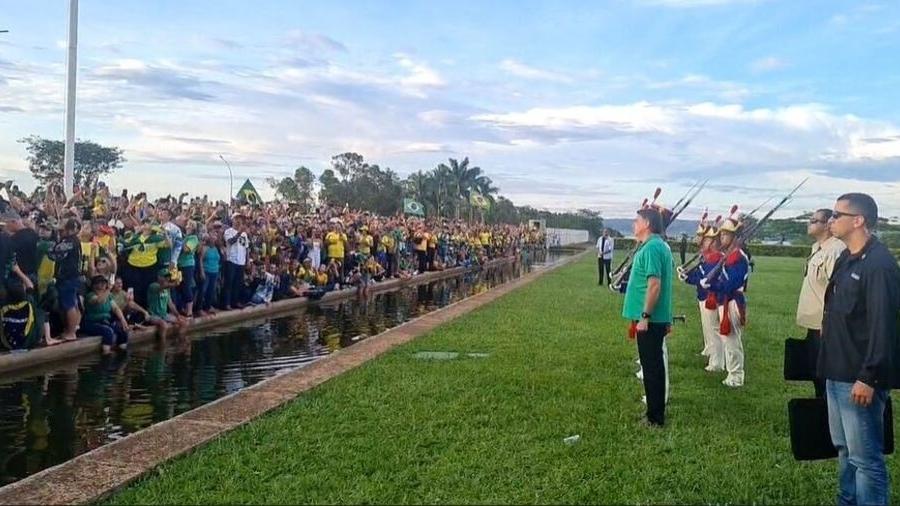 Bolsonaro fala a apoiadores no Palácio da Alvorada durante seu mandato