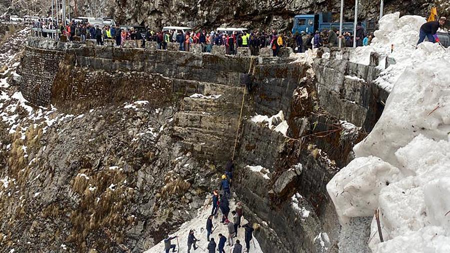 A avalanche caiu sobre uma rodovia no Himalaia indiano, próximo da fronteira com a China. - INDIAN ARMY / AFP