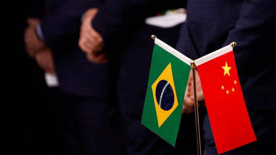 Bandeiras do Brasil e da China são vistas enquanto o presidente Lula dá entrevista coletiva após sua reunião com Xi Jinping na embaixada do Brasil em Pequim