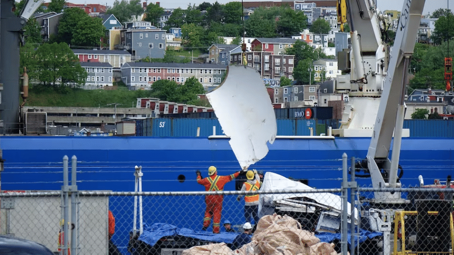 Destroços do submersível Titan, que implodiu no mar com cinco pessoas, foram recuperados e levados a porto no Canadá - Reprodução/ICI Radio Canada