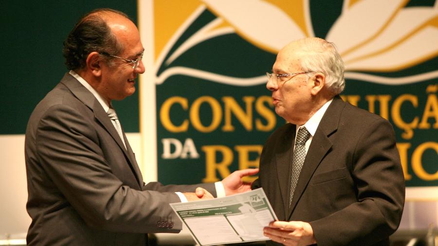 21.ago.2008 - Ministro Moreira Alves (à direita) recebe homenagem durante a abertura do Fórum Brasileiro de Direito Constitucional