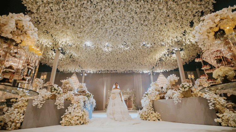 Decoração do casamento incluiu: 140 mil ramos de flores no teto, 220 mil botões de rosas brancas, 5 mil mudas de tulipas e 35 mil mudas de orquídeas