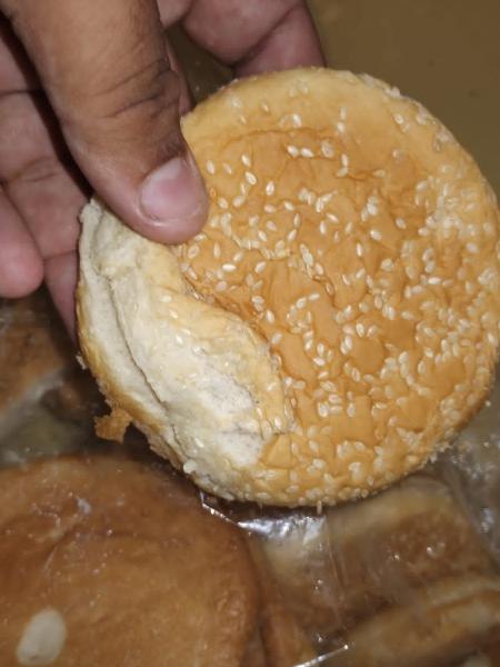 Pão supostamente roído por rato na loja do KFC em Maceió