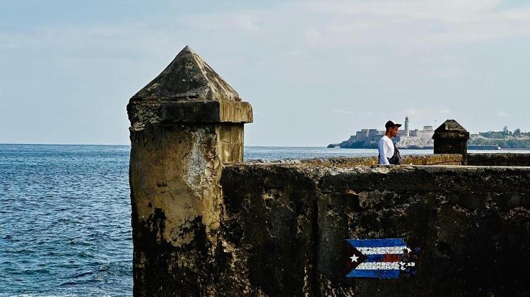Imagem registrada em fevereiro deste ano em Havana, com a bandeira cubana