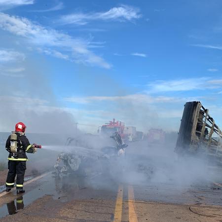 Agente do Corpo de Bombeiros apaga incêndio provocado por acidente entre carro e caminhão em Campo Verde-MT