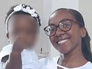 'Tanta brutalidade', diz mãe de bebê que levou puxão de padre em batismo