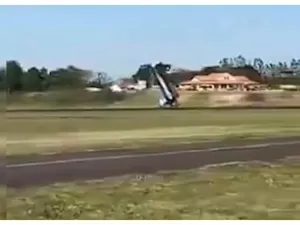Avião dá 'cambalhota' e tomba durante pouso em aeroporto no PR