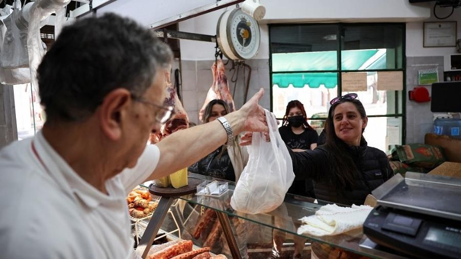 Açougueiro Dario Barrandeguy entrega carne para cliente em Buenos Aires