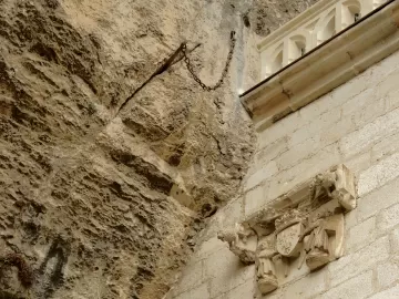 'Excalibur francesa' some após 1.300 anos cravada em rocha e intriga cidade