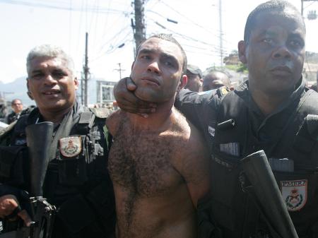 O traficante Zeu, condenado no caso Tim Lopes, sendo preso pela polícia na operação do Complexo do Alemão - Wesley Santos/Folhapress