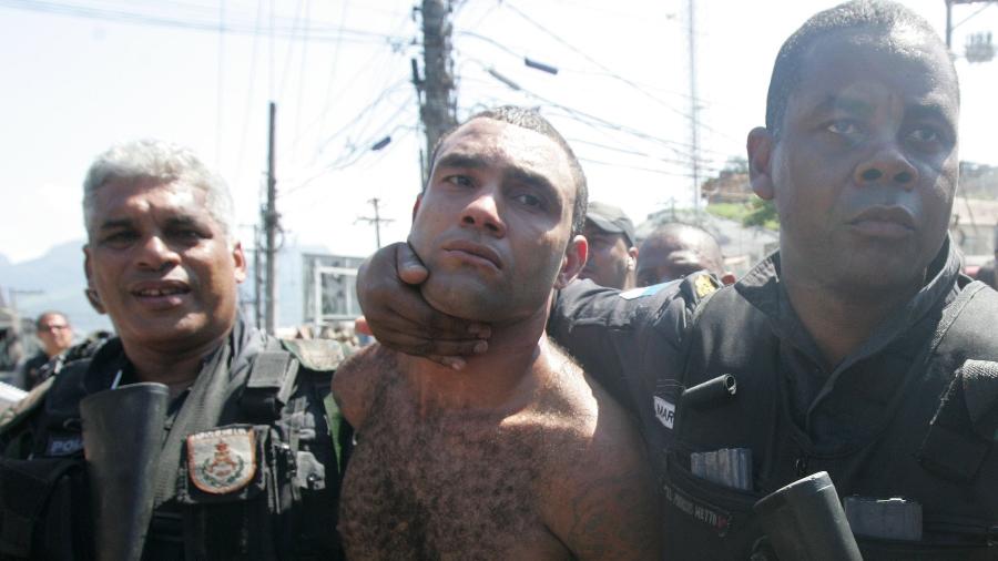 O traficante Zeu, condenado no caso Tim Lopes, sendo preso pela polícia na operação do Complexo do Alemão