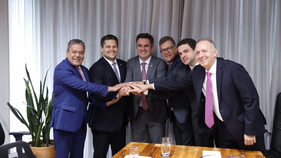 Ao centro, Ciro Nogueira, presidente do PP, e parlamentares da sigla declaram apoio ao senador Davi Alcolumbre (o 2º a partir da esq.) para a presidência do Senado