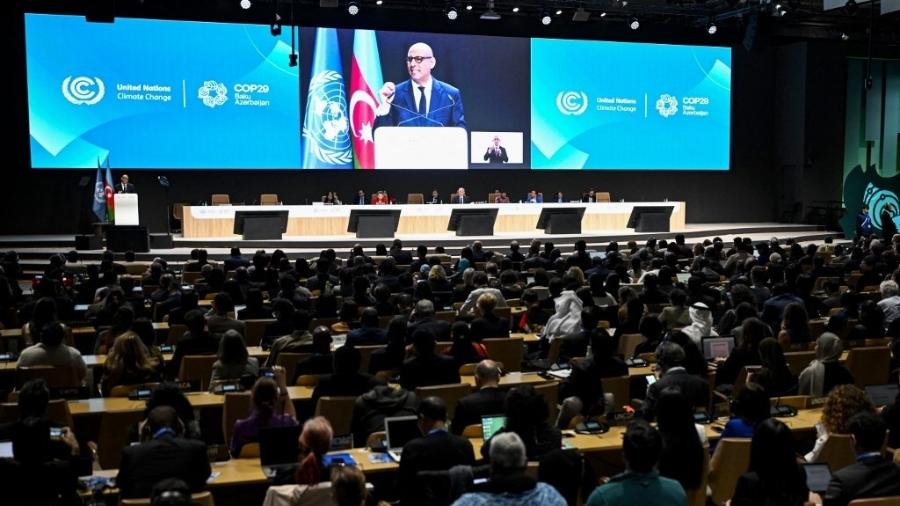 O chefe do clima da ONU, Simon Stiell, faz um discurso durante a abertura da Conferência das Nações Unidas sobre Mudanças Climáticas de 2024 (COP29) em Baku, em 11 de novembro de 2024 - ALEXANDER NEMENOV/AFP