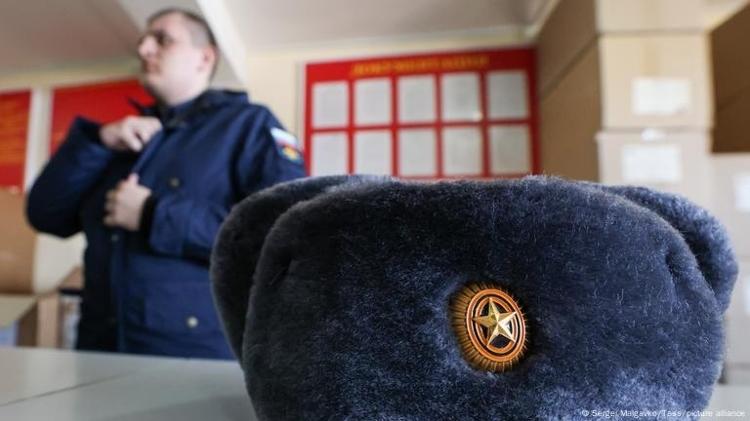 Recruta na cidade de Simferopol, na Crimeia, ocupada pela Rússia, recebe seu uniforme antes de partir para o serviço militar Recruta na cidade de Simferopol, na Crimeia, ocupada pela Rússia, recebe seu uniforme antes de partir para o serviço militar