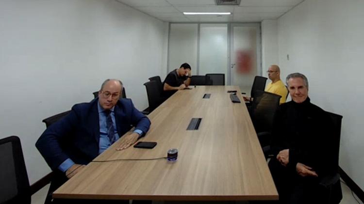 Fernando Collor de Mello durante a audiência de custódia, acompanhado do advogado Thiago Bomfim Fernando Collor de Mello durante a audiência de custódia, acompanhado do advogado Thiago Bomfim