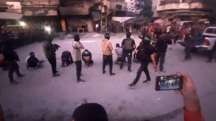 Vdeo publicado pelo prprio Hamas mostra oito pessoas desarmadas e vendadas sendo mortas em uma rua da Cidade de Gaza