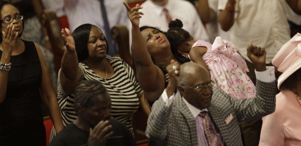 A igreja metodista Emanuel, onde nove pessoas negras foram assassinadas na última quarta-feira (17) por um jovem branco, faz sua primeira cerimônia após o massacre - David Goldman/AFP