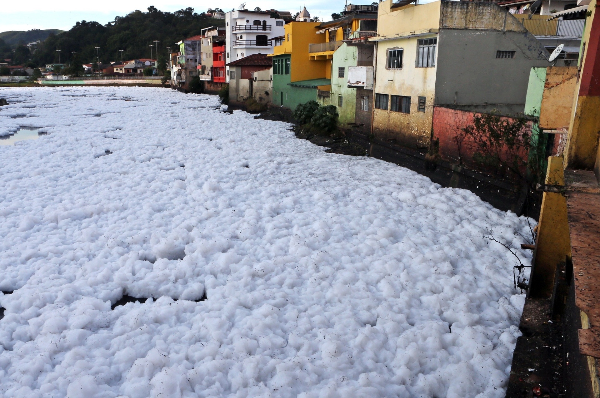 Espuma de poluição do rio Tietê invade ruas de Pirapora do Bom Jesus ...