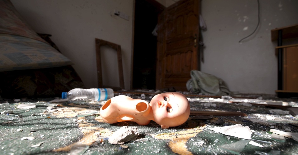 14.ago.2015 - Um brinquedo quebrado fica entre os escombros de uma casa danificada por um ataque com carro-bomba, perto de uma mesquita em Sanaa, no Iêmen
