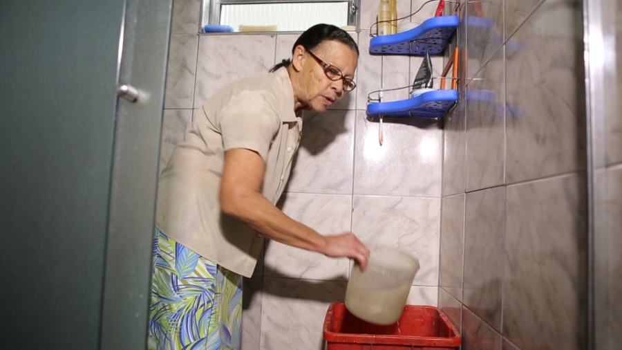 3.out.2015 - Na casa da aposentada Maria de Souza Rosa, 71, a água de chuva é usada para descarga nos banheiros - Adriano Delgado/UOL