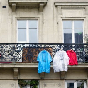 Camisas penduradas no balcão com as cores da bandeira francesa em homenagem às vítimas dos atentados a Paris - Alain Jocard/AFP