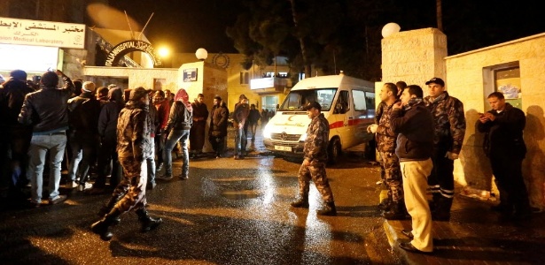 Movimentação em frente ao Hospital Italiano, para onde foram levadas vítimas dos ataques em Karak - Muhammad Hamed/Reuters