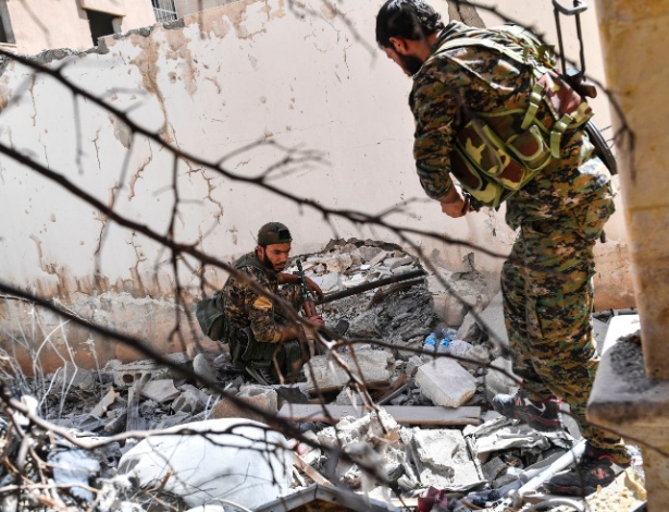 Soldados das Forças Democráticas da Síria (SDF) procuram por sinais de jihadistas do grupo Estado Islâmico - BULENT KILIC/AFP 