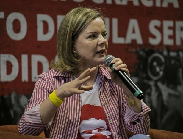 Gleisi veste camiseta com a figura do ex-presidente Lula na cor vermelha, em formato que se assemelha a camisas com a imagem de Che Guevara - Sérgio Silva / Agência PT