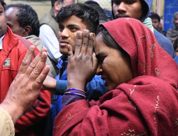 Parentes de vítimas se reúnem em hospital em busca de informações, em Bawana - Sajjad Hussain/AFP