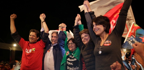 28.ago.2018 - Haddad (PT), Pimentel (PT), Jô Moraes (PCdoB), Dilma (PT) e Manuela (PCdoB) participam de comício em BH