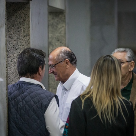 Geraldo Alckmin (PSDB) chega ao local para falar sobre o resultado das eleições  - Bruno Santos/ Folhapress