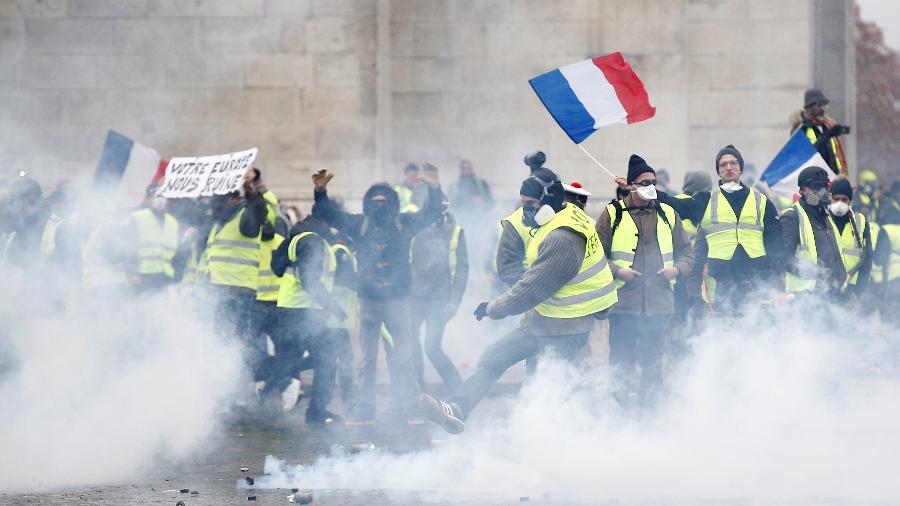 "Coletes amarelos" protestam em Paris e enfrentam a polícia - Stephane Mahe/Reuters