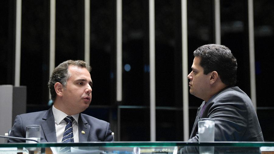 1.fev.2019 - O senador Rodrigo Pacheco (à esquerda) ao lado do presidente do Senado, Davi Alcolumbre - Pedro França/Agência Senado