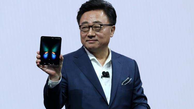 DJ Koh, executivo-chefe da Samsung, exibe o Galaxy Fold no anúncio em fevereiro do ano passado - Justin Sullivan/Getty Images/AFP
