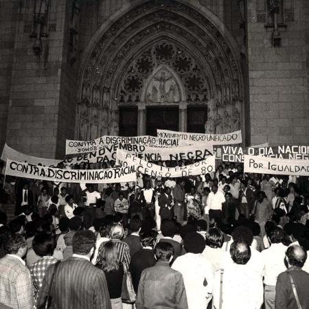 Integrantes da Marcha do Movimento Negro Unificado, em São Paulo, em 1979 - Folhapress