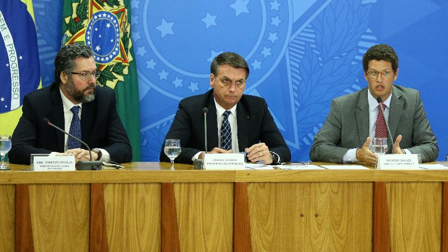 O chanceler Ernesto Araújo (esq) e o ministro do Meio Ambiente, Ricardo Salles (dir), com o presidente Jair Bolsonaro - Pedro Ladeira/Folhapress