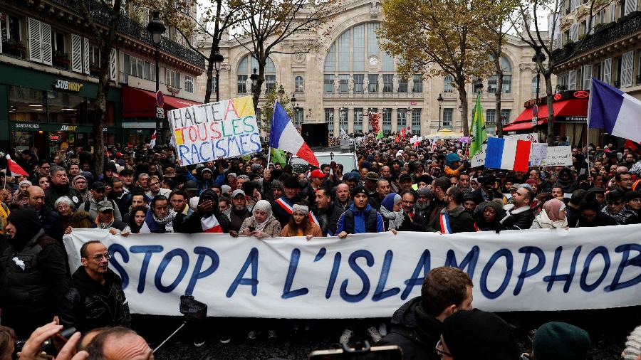 10.nov.2019 - Manifestantes protestam contra a islamofobia em Paris - Geoffroy Van Der Hasselt/AFP