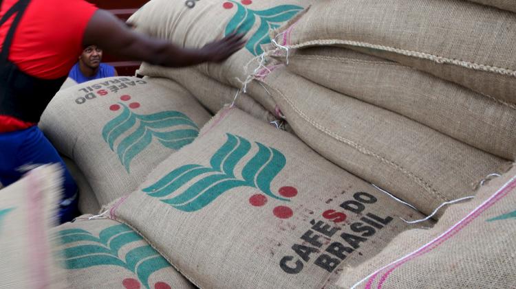 Sacas de café para exportação no porto de Santos (SP)