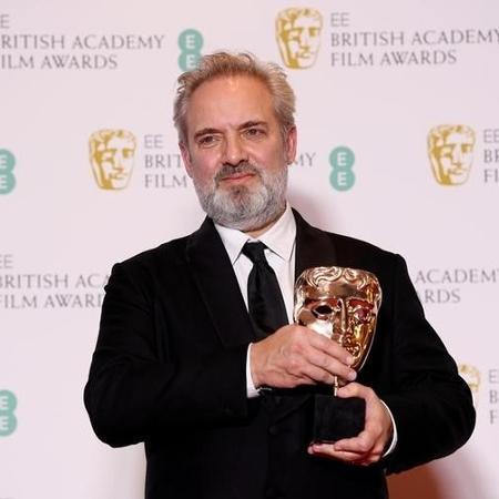 Sam Mendes posa com prêmio de melhor diretor no BAFTA - 
