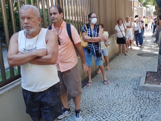 Primeiro dia de vacinação de H1N1 têm filas de idosos de até 1 hora no Rio