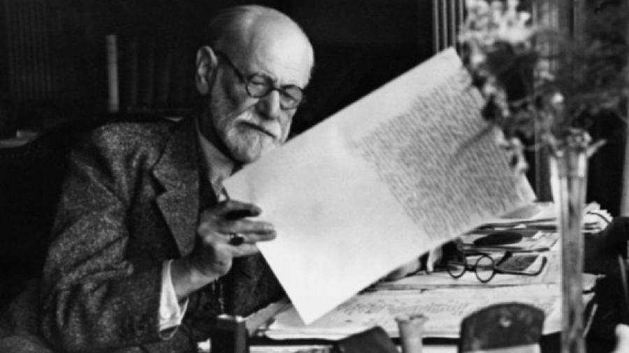 O pai da psicanálise, Sigmund Freud, em sua mesa de trabalho - Reprodução
