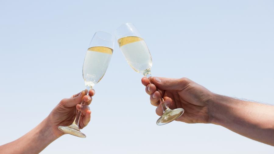 brinde taça de champanhe ilustrativa casal comemoração - Tom Merton/Getty Images
