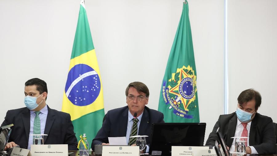 21/05/2020 - Jair Bolsonaro (centro) ao lado de Davi Alcolumbre (esquerda) e Rodrigo Maia (direita) durante videoconferência - Marcos Corrêa/PR/Divulgaçãp