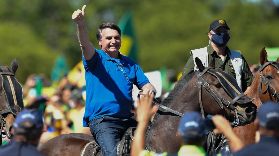 31.mai.2020 - O presidente Jair Bolsonaro em cavalo em frente ao Palácio do Planalto durante manifestação a favor do seu governo em Brasília - Mateus Bonomi/AGIF/Estadão Conteúdo