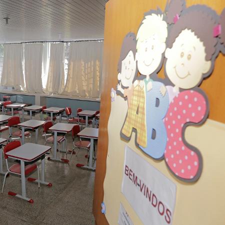 09.jul.2020 - Sala de aula vazia de escola municipal que atende cerca de 500 crianças no ensino infantil e fundamental no Paraná - Dirceu Portugal/FotoArena/Estadão Conteúdo