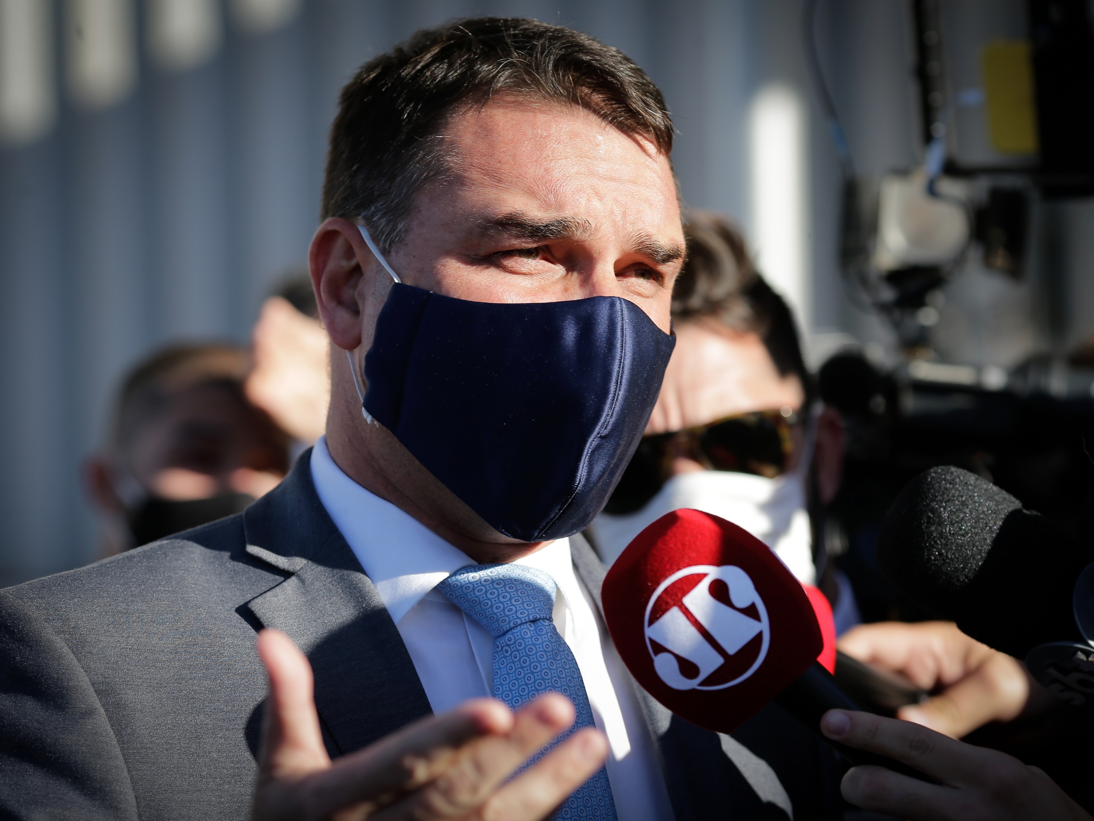 Flávio Bolsonaro faz 'turnê eleitoral', mas quer se desvincular de derrotados