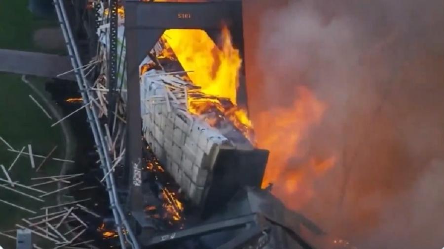 29/07/2020 - Ponte pega fogo após trem descarrilar em Phoenix, nos Estados Unidos - Reprodução/Twitter